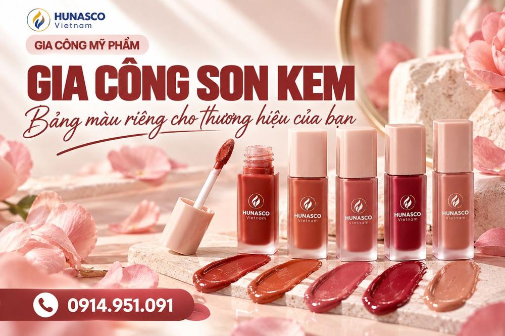 Son kem lì tông hồng – đỏ, dòng gần với son bùn nhưng kết cấu lỏng hơn