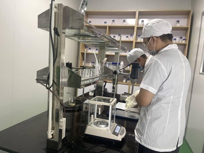 Chuyên viên R&D pha chế mẫu